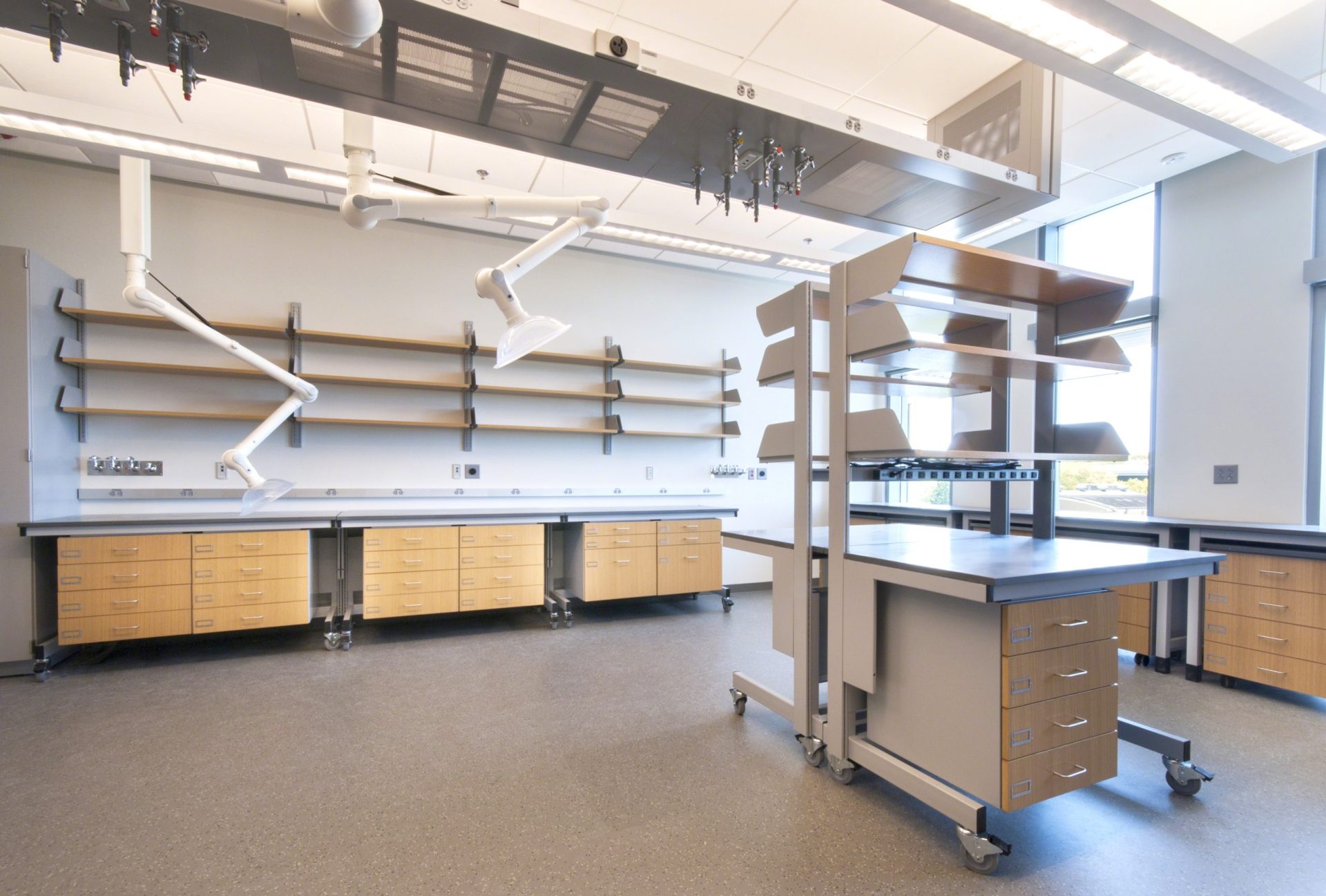 Full height and low height Sigma Carts with suspended cabinets, in a lab